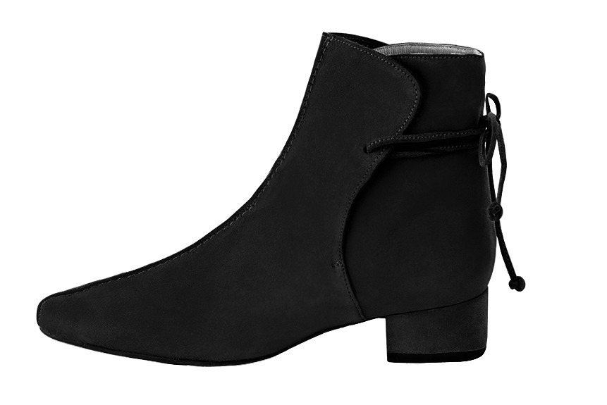 Matt black women's ankle boots with laces at the back. Round toe. Low block heels. Profile view - Florence KOOIJMAN